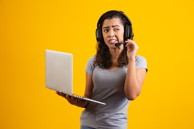 Asistente de mujer joven que recibe quejas de clientes en telemarketing.