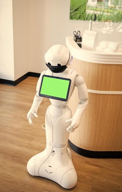 Asistente de robot futurista tecnología innovadora en máscara protectora de cuerpo entero