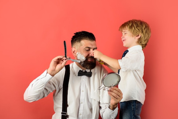 Asistente de salón de barbería hombre barbudo en peluquería peluquería y peluquero estilista personal concepto