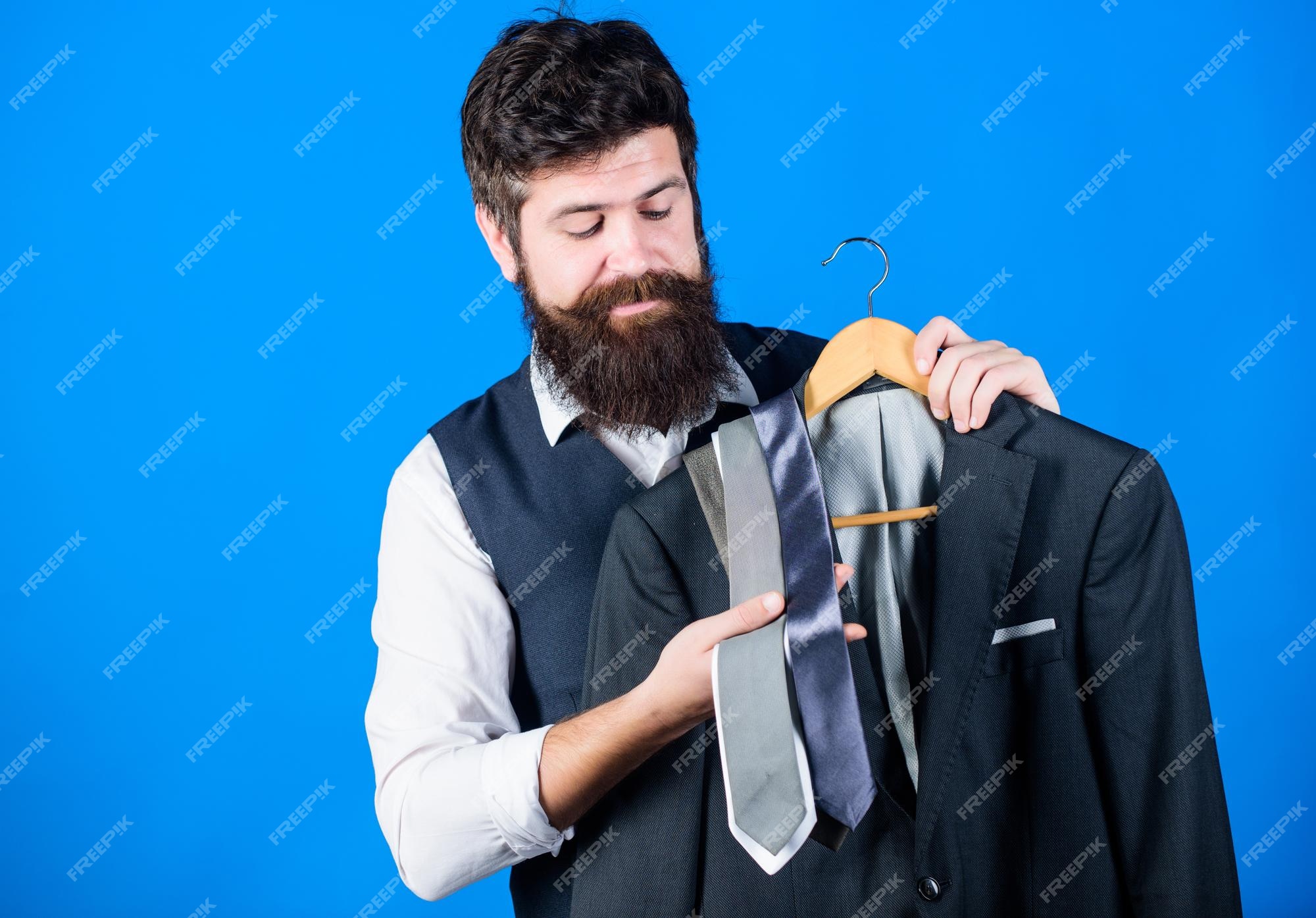 Asistente de tienda o servicio de estilista personal consejos de estilista corbata a juego con atuendo hombre hipster barbudo con y traje formal chico eligiendo corbata corbata perfecta concepto de compra