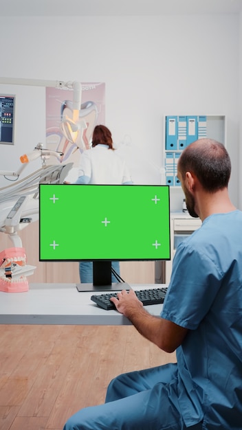 Asistente de video vertical con pantalla verde horizontal en la computadora