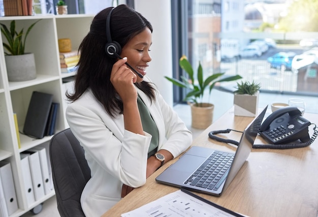 Asistente virtual call center mujer y laptop para comunicación telemarketing o consultoría en oficina Charla de consultor de agente de negocios o persona de asesor financiero corporativo en videollamada de computadora