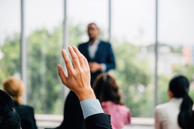Los asistentes al seminario participan con entusiasmo en el QA levantando las manos para hacer preguntas y fomentando un sentido de comunidad y colaboración