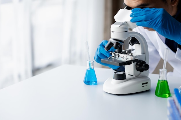 Los asistentes de laboratorio están investigando reacciones químicas científicos médicos investigadores químicos experimentos químicos y pruebas de enfermedades a partir de muestras de sangre de pacientes Medicina y concepto de investigación