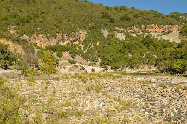 Los asistentes a las vacaciones se relajan y nadan en los baños termales de Benje