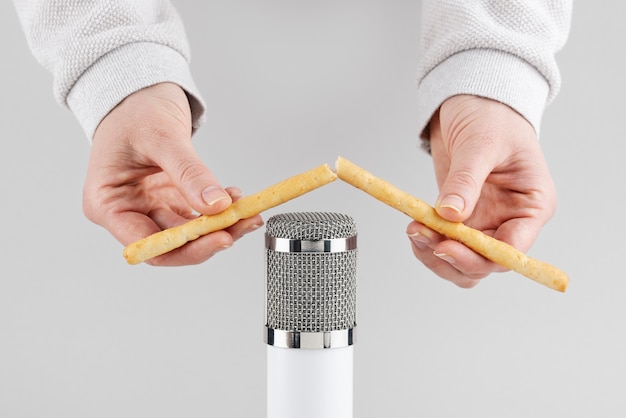 Foto asmr-mikrofon mit grissini für ton