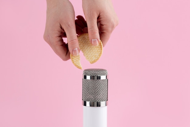 Foto asmr-mikrofon mit kartoffelchip für ton
