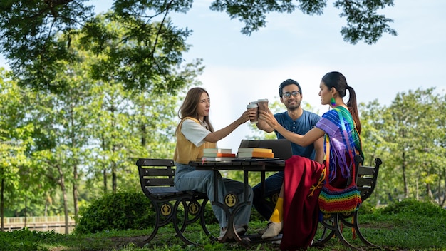 Asociación de confianza Jóvenes amigos felices socios Gente de confianza Mano sosteniendo una taza de café y golpe de puño Diversos estudiantes de cultura LGBTQ celebrando juntos Grupo de personas apoyándose mutuamente Equipo