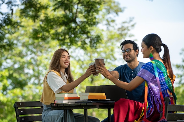 Asociación de confianza Jóvenes amigos felices socios Gente de confianza Mano sosteniendo una taza de café y golpeando el puño Diversos estudiantes de cultura LGBTQ celebrando juntos Grupo de personas apoyándose mutuamente Equipo