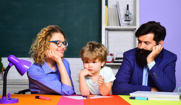 Asociación familia escuela hogar familia matemáticas escolarización padres enseñando a niños lecciones privadas de matemáticas