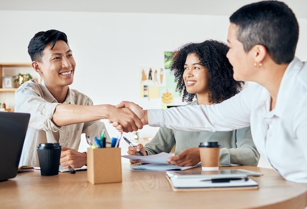 Asociación global de apretón de manos y acuerdo de oficina en una reunión de negocios con hombres y mujeres para la diversidad, apoyo, confianza o crm. Sonrisa feliz y exitosa. Trabajo en equipo creativo en colaboración b2b en estrategia.