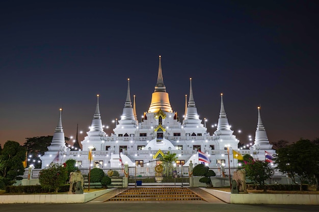 Asokaram Temple Samut Prakan crepúsculo noche Provincia Importante templo antiguo pagoda blanca