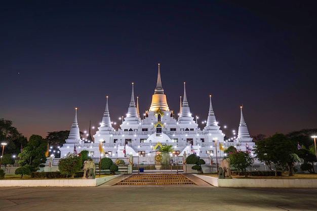 Asokaram Templo Samut Prakan crepúsculo noite Província Importante templo antigo pagode branco