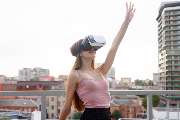 Asombrada joven hermosa usando la nueva tecnología VR