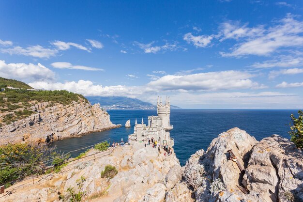 asombrosa vista panorámica del castillo en el precipicio Seascape en Crimea con castillo