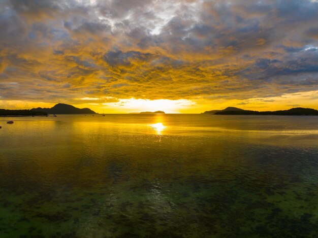 Asombroso atardecer o amanecer cielo sobre el paisaje marino hermosa luz colorida de la naturaleza paisaje marino de fondo vista aérea del drone fondo del océano