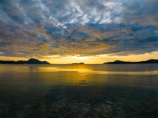 Asombroso atardecer o amanecer cielo sobre el paisaje marítimo hermosa luz colorida de la naturaleza fondo paisaje marino vista aérea de dron fondo océano