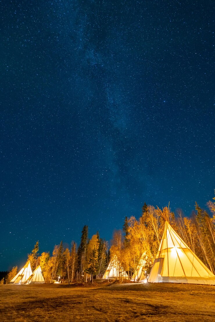 Asombroso cielo estrellado de la noche y la Vía Láctea galaxia sobre la luz de Tipi o Tepees Yellowknife