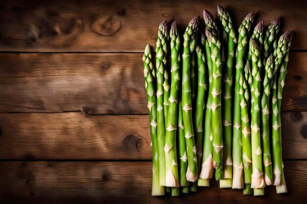 Asparagus flach lag mit Holzhintergrund