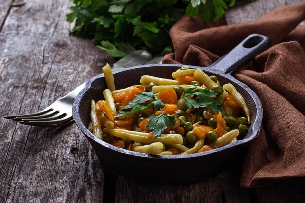 Aspargo, cenoura e ervilhas vegetais do guisado. Foco seletivo