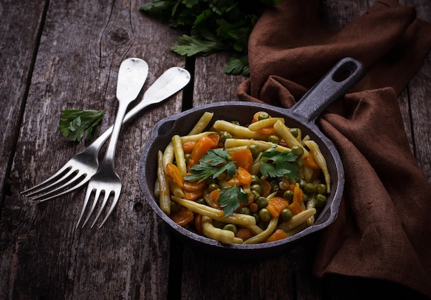 Aspargo, cenoura e ervilhas vegetais do guisado. Foco seletivo