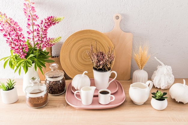 Aspecto moderno y elegante de la encimera de la cocina en tonos rosas blancos artículos ecológicos hermoso interior