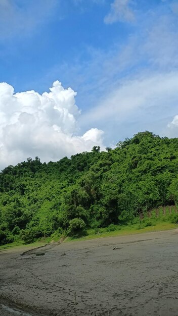 Foto el aspecto natural de la colina de chandranath el fondo del cielo azul de sitakunda