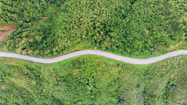 Asphalt gebogene Autobahn am Berg