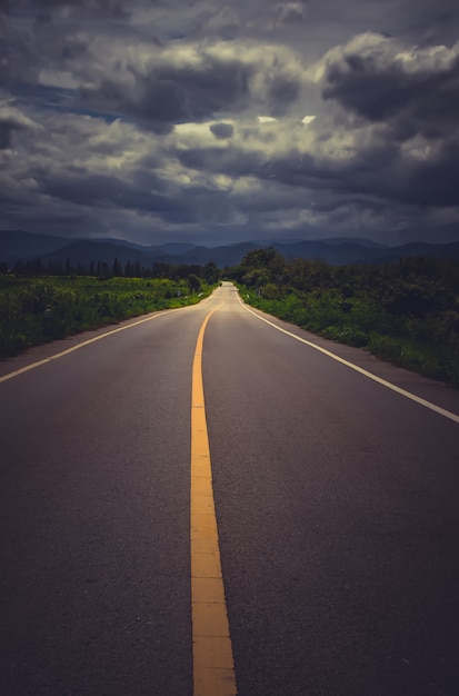 Asphalt road.asphalt road no lado do país com o céu da nuvem no dia de chuva.