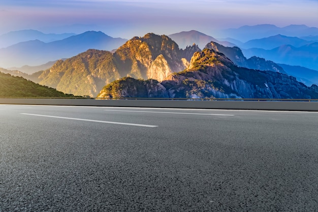 Asphalt road square y river hill bajo el cielo azul