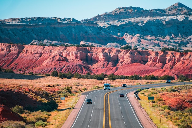 Asphaltautobahn und hügellandschaft unter dem blauen himmel geschwungene wüstenstraße von arizona