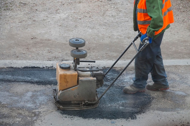 Asphaltfertiger repariert eine Straße