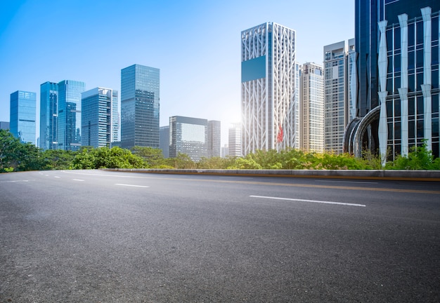 Asphaltieren Sie Straßenautobahn und Bürogebäude des Handelsgebäudes in der modernen Stadt