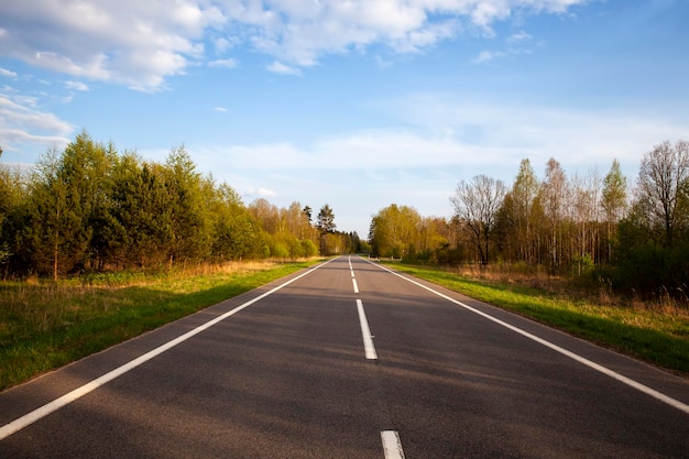 Asphaltierte Autobahn hat vor langer Zeit eine leere asphaltierte Straße auf dem Land gemacht