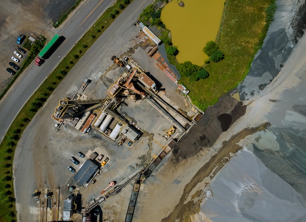 Asphaltproduktionsfabrik mit Bitumen in der Station der schweren Maschinen