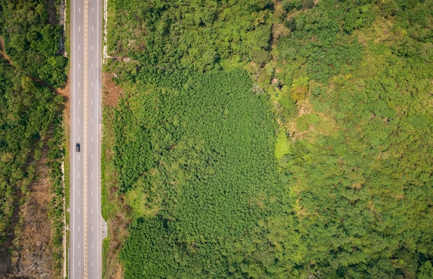 Asphaltstraße auf dem Hügel in Phetchabun-Provinz, Thailand. Luftaufnahme von fliegenden Drohne.