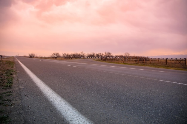 Asphaltstraße bei Sonnenuntergang