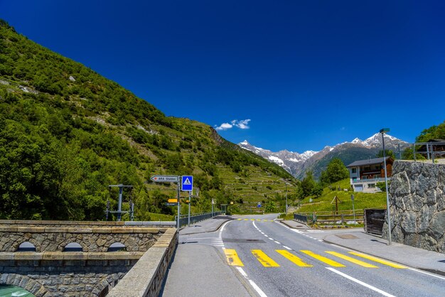 Asphaltstraße in den Alpenbergen Stalden Visp Wallis Valais S