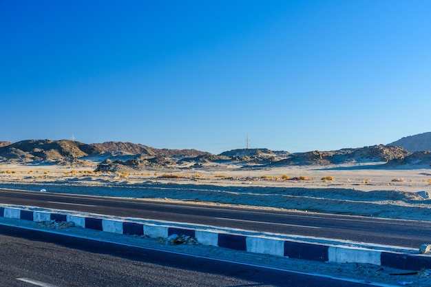 Asphaltstraße in der arabischen Wüste nicht weit von der Stadt Hurghada Ägypten