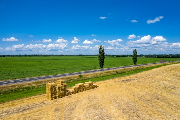 Asphaltstraße in der Landschaftsluftaufnahme.