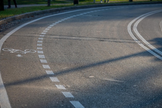 Asphaltstraße mit Radstreifen