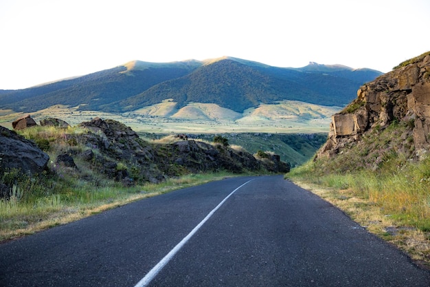 Asphaltstraße und Berg