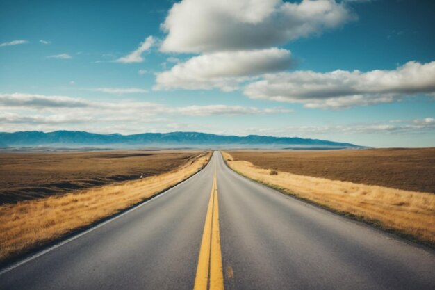 Asphaltstraße und Himmel