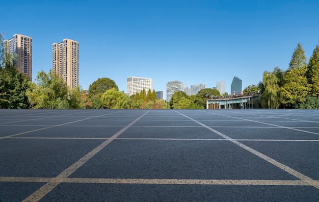 Asphaltstraße und moderne architektonische Landschafts-Skyline der chinesischen Stadt