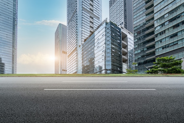 Asphaltstraße und moderne Stadt