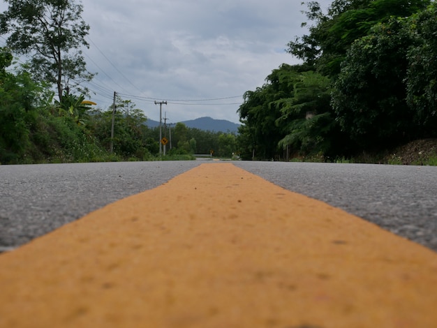 Asphaltstraße und Naturhintergrund