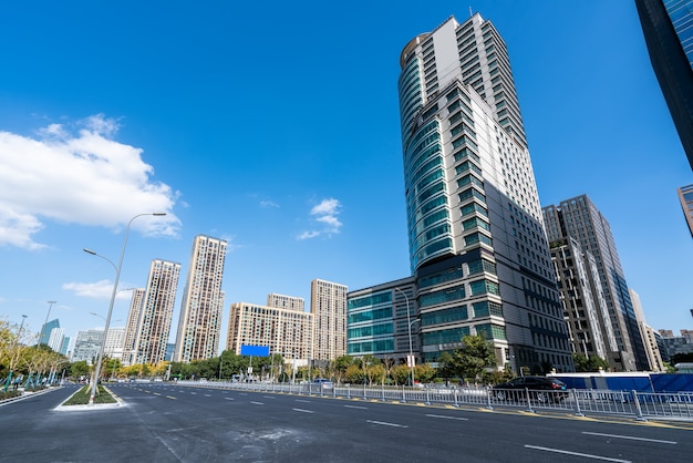 Asphaltstraße und Stadtgebäudeskyline