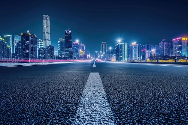 Asphaltstraße und Stadtsilhouette mit modernem Gebäude bei Nacht in Suzhou, China