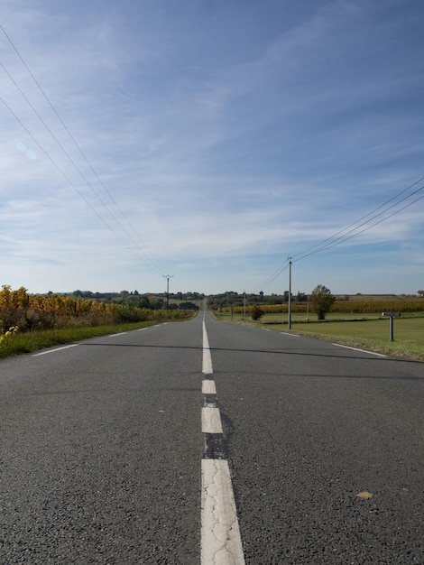 Asphaltstraße und Wald mit Himmelwolkenlandschaft bei Sonnenuntergang