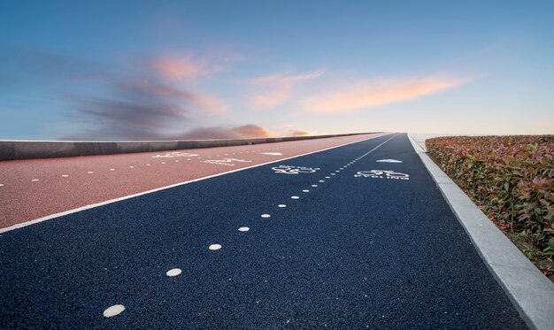 Asphaltstraße unter blauem Himmel